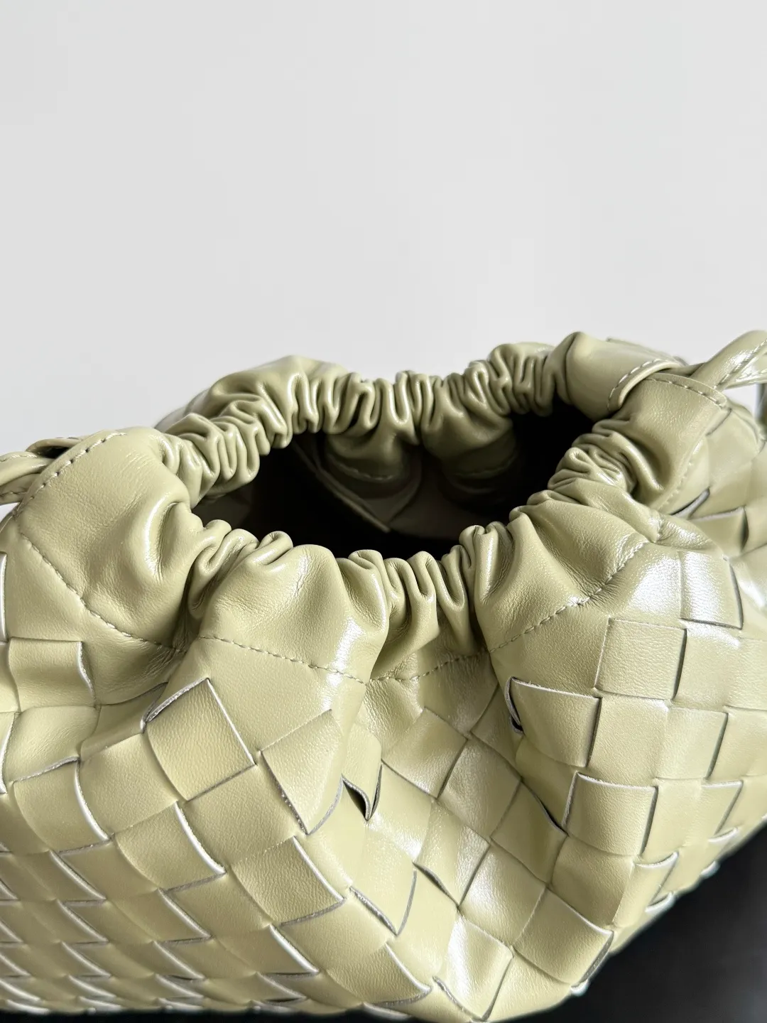 Batch 1560 Armpit bags have become a fashionable item that every girl has in their hands in recent years🛍️. The elegant and simple style has won the love of many people of different ages. However, there is an unavoidable trouble with armpit bags, that is, the capacity is too small, and BOTTEGA VENETA’s new Dustbag Considering people's travel needs, the capacity of garbage bags has been greatly upgraded. Folding umbrellas, water cups, and girls' makeup powder and lipstick can all be accommodated. It is very light and resistant to dirt. Even if you have a lot of things when traveling, it can reduce the burden to a certain extent. The shoulder straps are buckled and can be changed at will. It can be used for hand holding or as the liner of a large bag. After the drawstring is drawn, it looks like a cloud bag. It is very suitable for concave styling when traveling in summer🙋🏻‍♀️ Style number: 796728 Size: 32*23*1cm